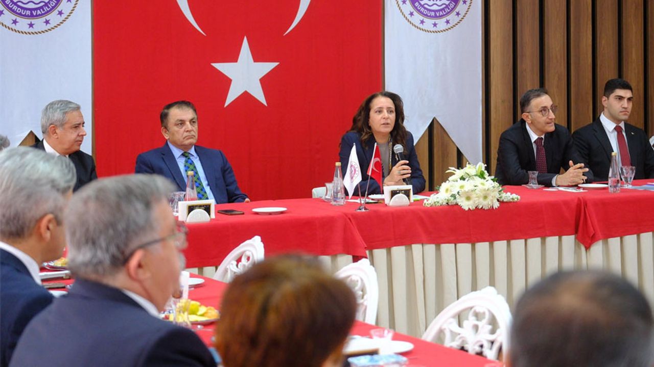Burdur’da kamu yönetimi masaya yatırıldı