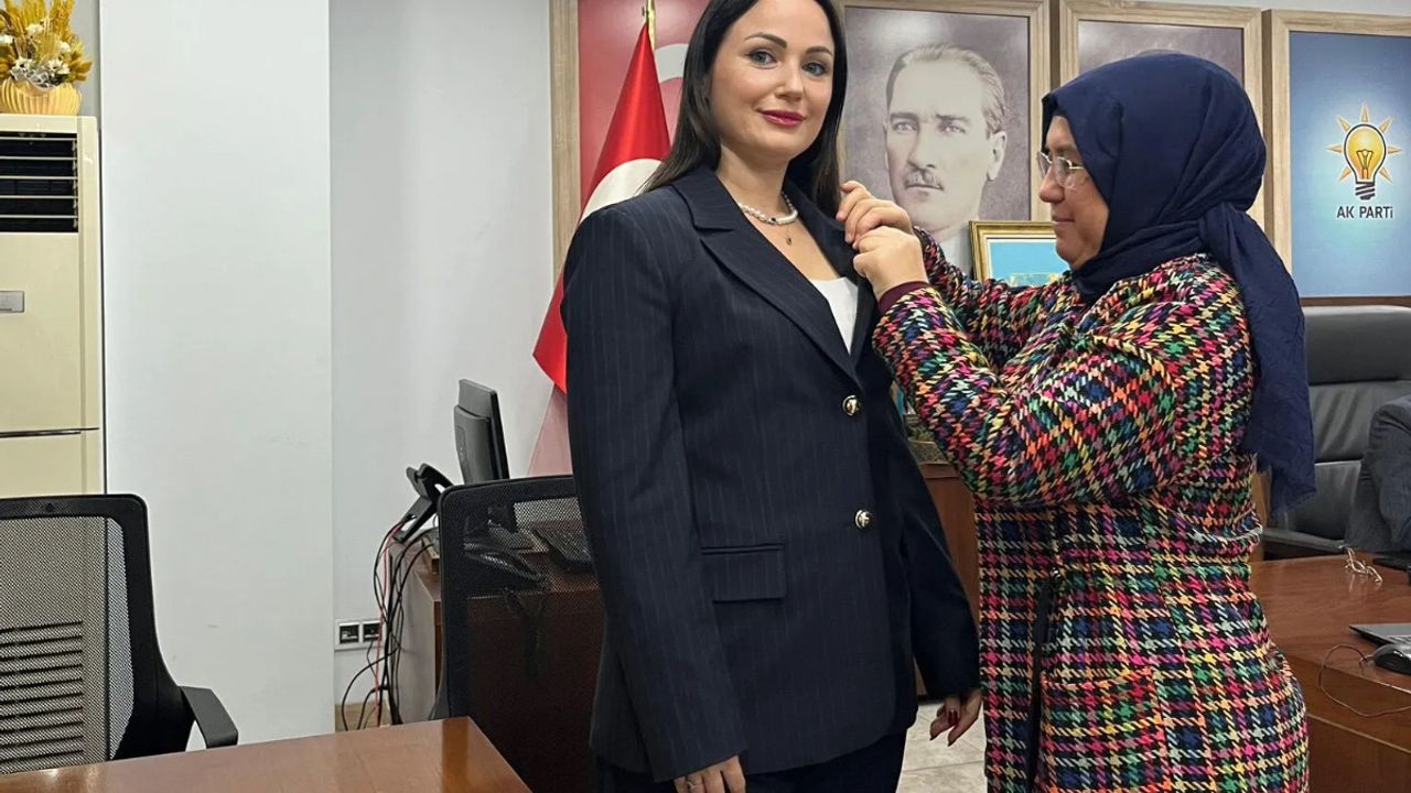 AK Parti’ye Rus asıllı yeni katılım: Rozeti gündüz taktı