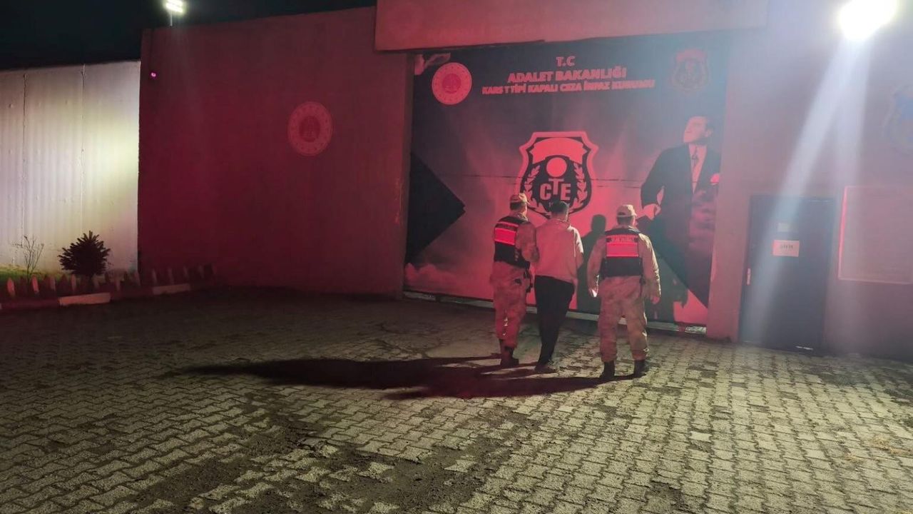 Kars’ta dolandırıcılık suçundan 5 yıl hapis cezası bulunan şahıs yakalandı