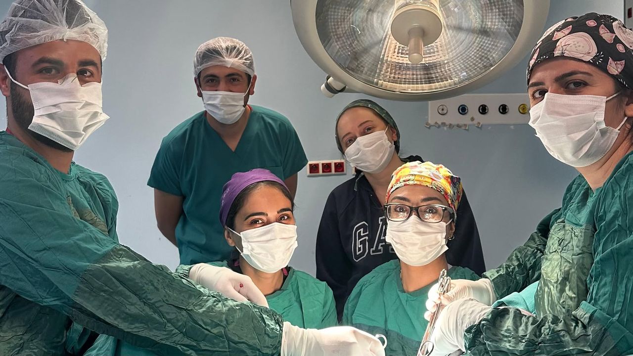 Kağızman Devlet Hastanesinde bir ilk; Karın kesisi olmadan rahim alma ameliyatı başarı ile gerçekleştirildi