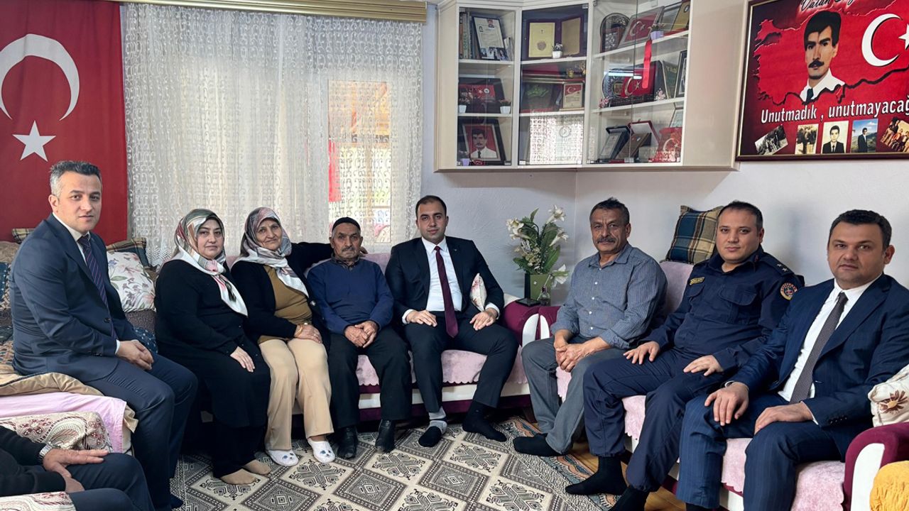 Ulus Kaymakamı Fırat Kadiroğlu’ndan şehit öğretmen Erol Ercan’ın ailesine ziyaret