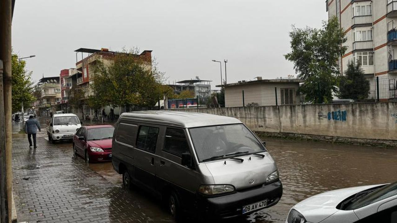 Aydın’da sağanak yağış mahalleyi göle çevirdi