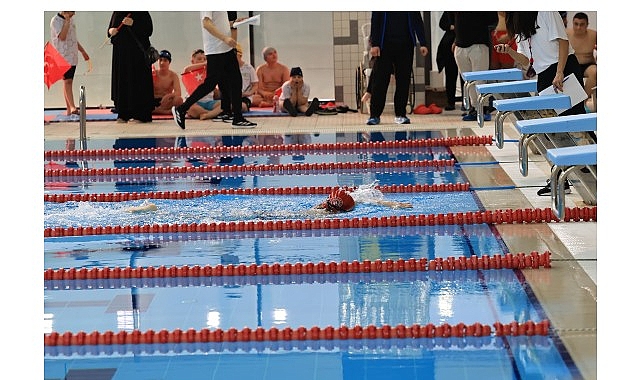 İBB’den Dünya Engelliler Günü’nde Anlamlı Yüzme Etkinliği