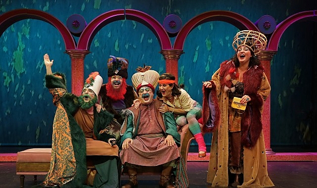 Osmanlı Bürokrasisine Müzikal Bir Eleştiri “Haramiler” Engin Alkan Yorumuyla Seyirciyle Buluşuyor