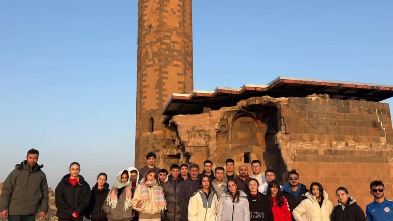 Misafir sporculara Gazi Kars’ın tarihi mirası tanıtıldı