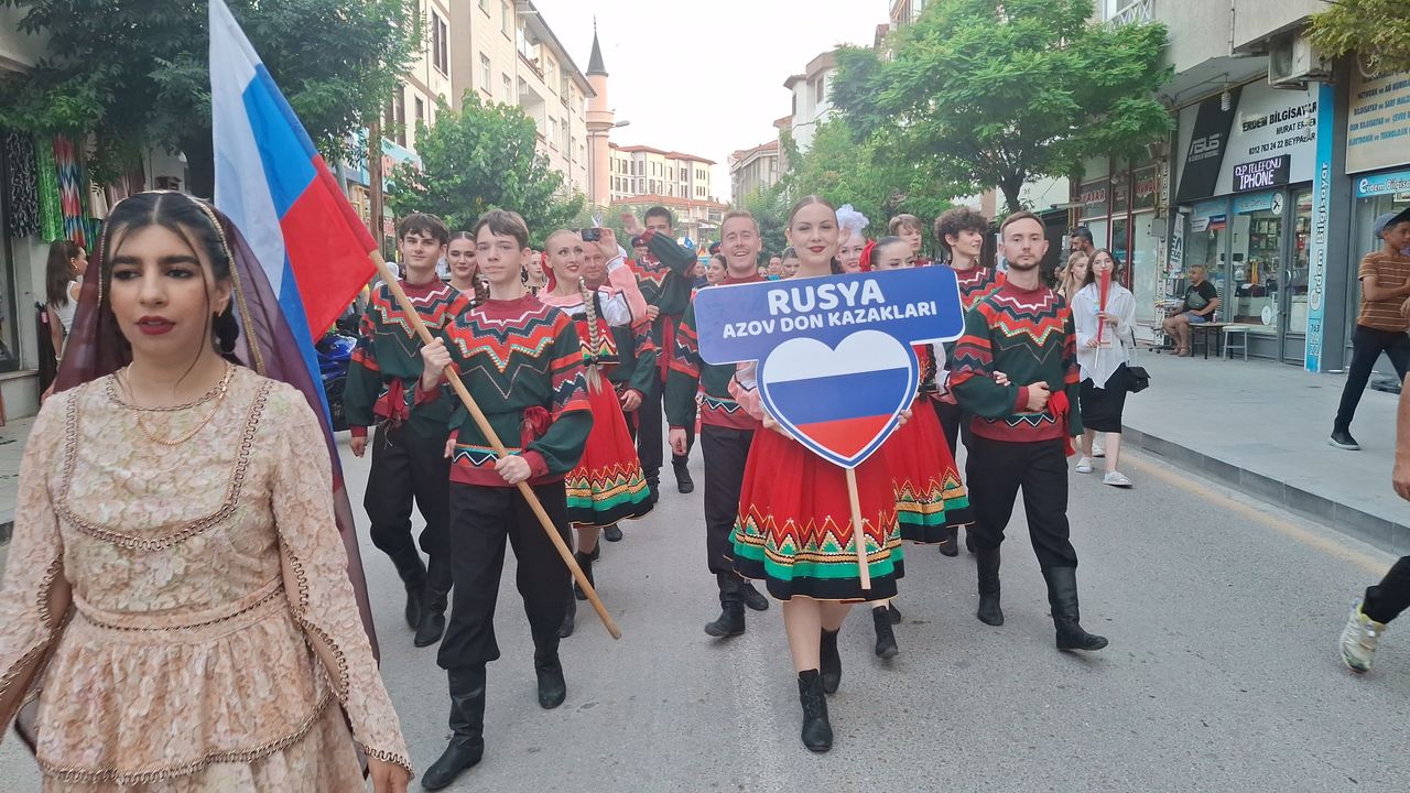 Beypazarı’nda renkli başlangıç: 2. Uluslararası Halk Dansları ve Müzik Festivali kortejle başladı