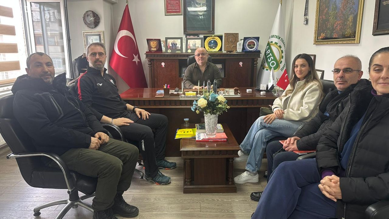 Artvinspor Kulübü Başkanı Yıldırım, kulübün antrenörleriyle istişarelerde bulundu
