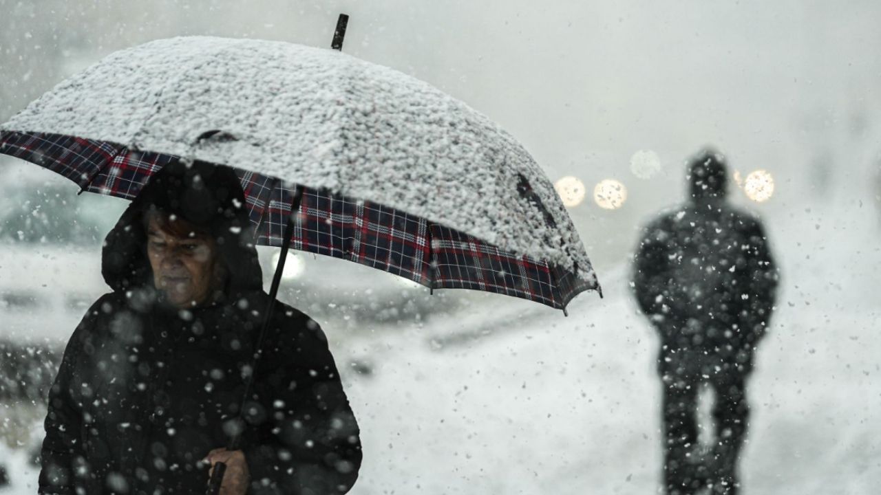 Yoğun kar yağışı ulaşımı aksatıyor: 22 yol trafiğe kapandı