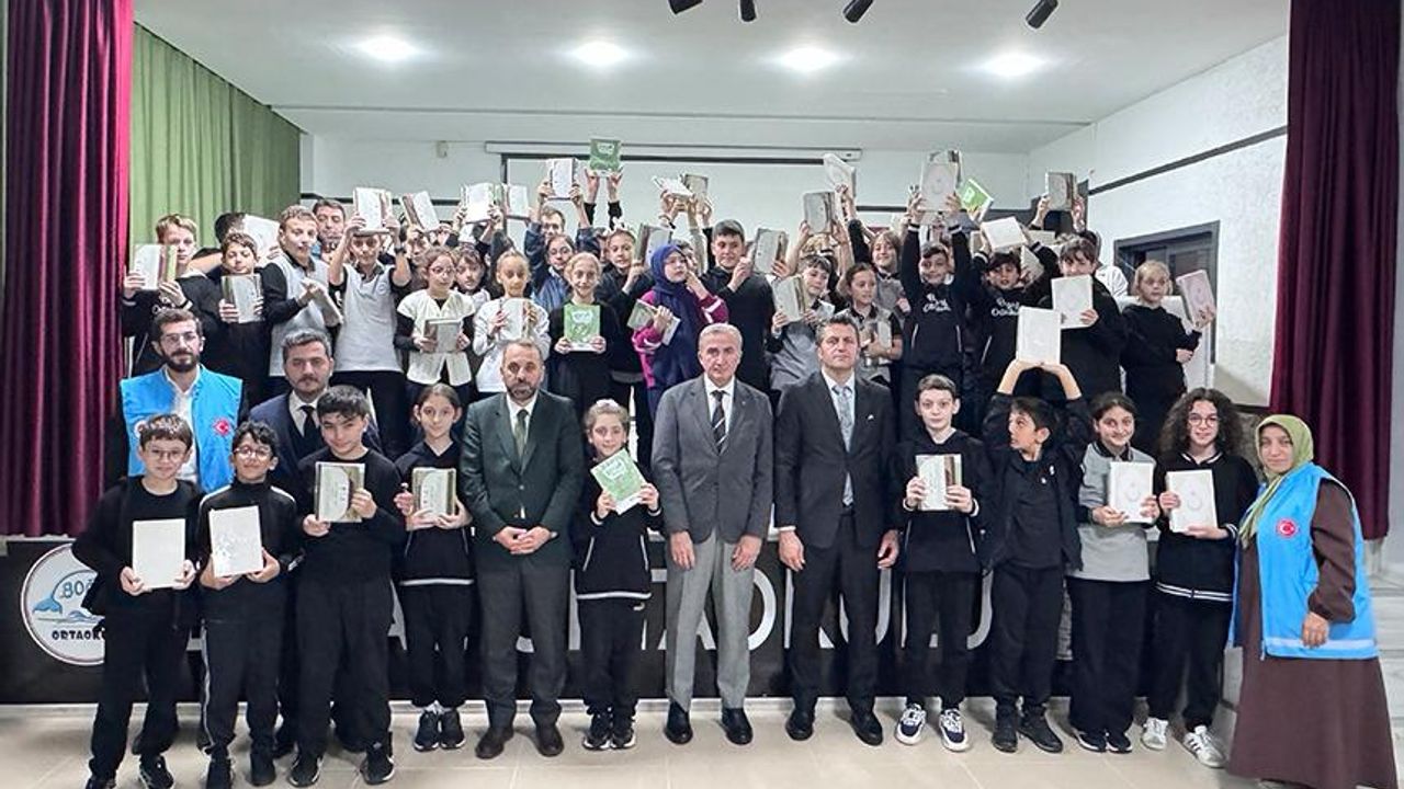 Rize’de Seçmeli Kur’an-ı Kerim dersini seçen öğrencilere manevi hediye