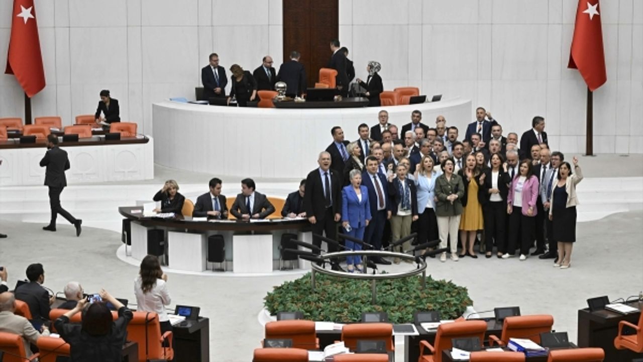 TBMM Genel Kurulunda CHP’li vekiller kürsüyü işgal etti