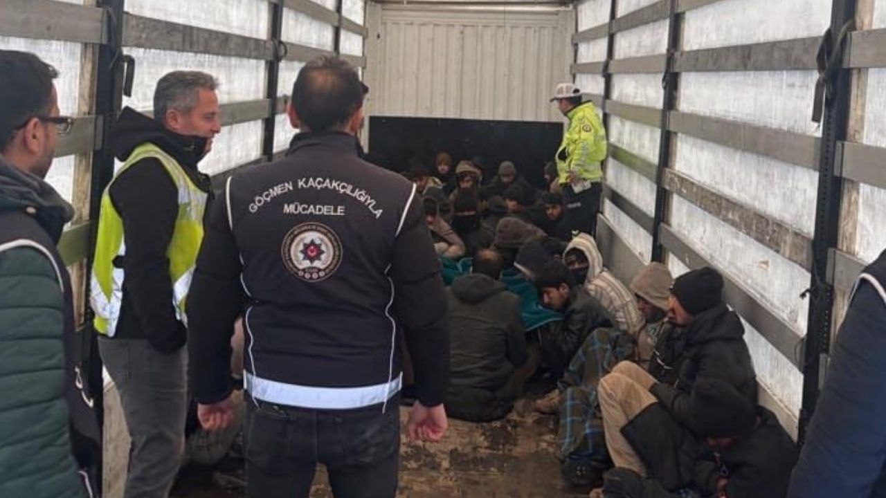 Amasya’da TIR’ın dorsesinden 42 kaçak göçmen çıktı