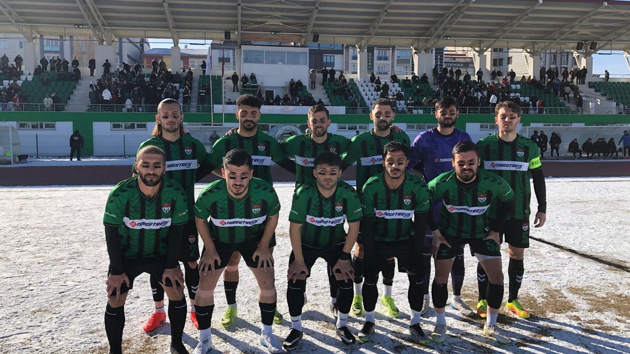 Kars 36 Spor, Siirt Kurtalan Spor’u 4-0 mağlup ederek gövde gösterisi yaptı