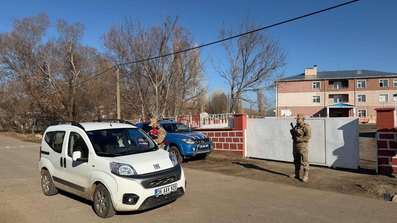 Kars’ta bin yüz kırk iki şahsın GBT sorgusu yapıldı, okul önleri ve sokaklar mercek altında