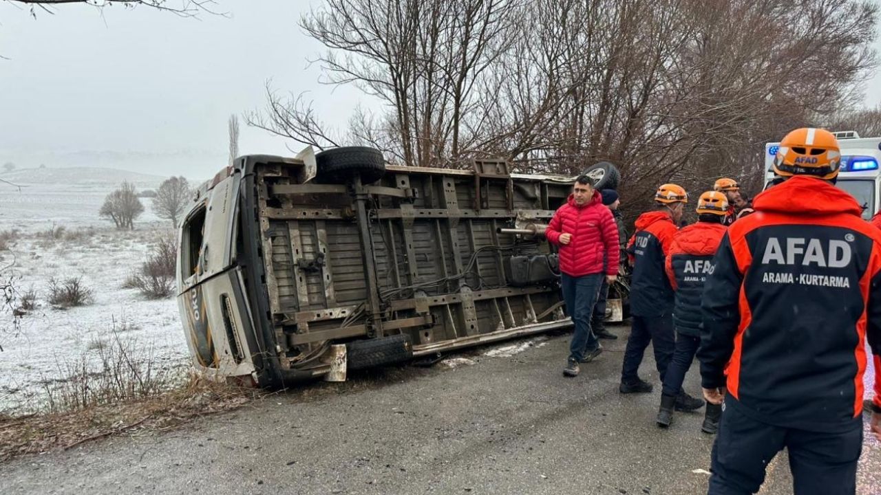 Sivas’ta öğrenci servisi devrildi: 15 yaralı