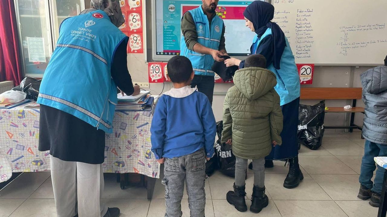 Kars’ta gönülleri ısıtan hareket: “Kış Bayramı” köy okullarına ulaştı