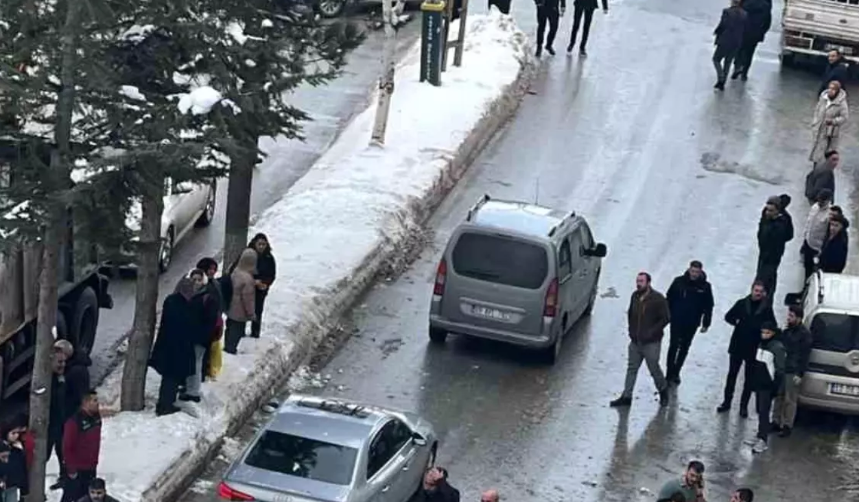 Tatvan’da Kar Faciası: Çatıdan Düşen Kütle Gencecik Kızın Hayatına Mal Oldu…