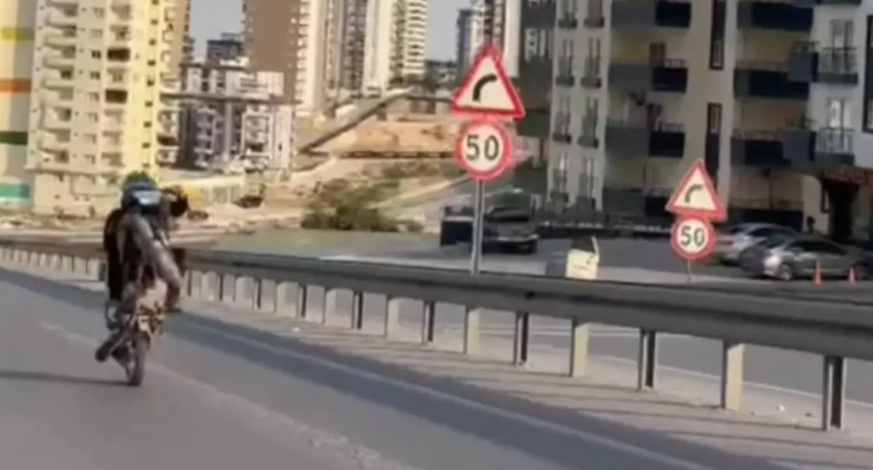 Tarsus’ta Motosikletli Sürücüye Sosyal Medya Takibi: Akrobatik Şovun Bedeli Ağır Oldu