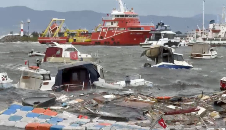 Tuzla’da Fırtına Dehşeti: Dev Dalgalar Tekneleri Yuttu, Vinç Devrildi!