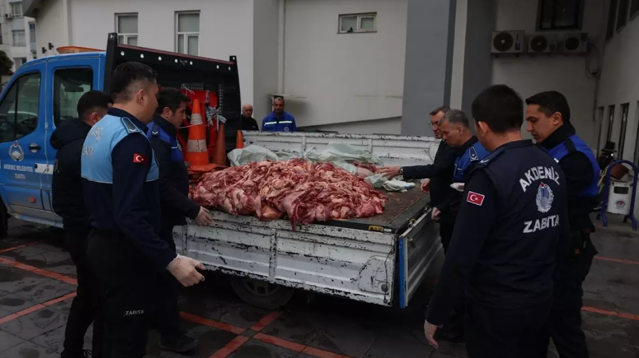 Mersin’de Sofralara Uzanan “Zehir” Durduruldu: Yarım Ton Bozuk Et Ele Geçirildi!