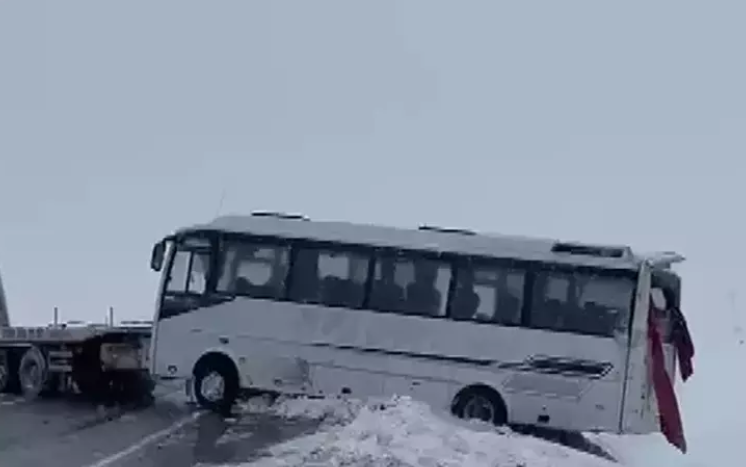 Malatya Yolunda Kaza: Cenaze Konvoyundaki Minibüs Devrildi