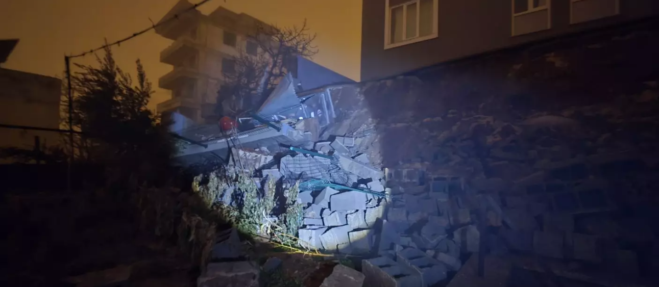 Kahramanmaraş’ta İstinat Duvarı Çöktü: Bir Apartman ve 3 Ev Tahliye Edildi…