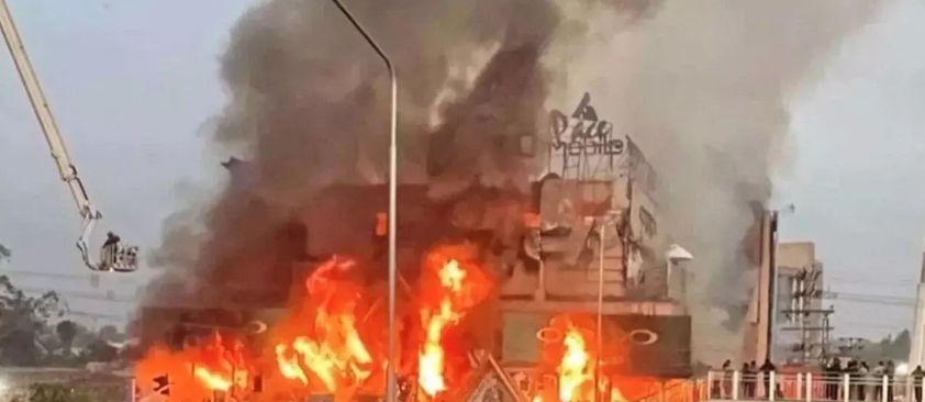 Karaçi’de AVM Yangını: 6 Ölü, Çok Sayıda Yaralı!