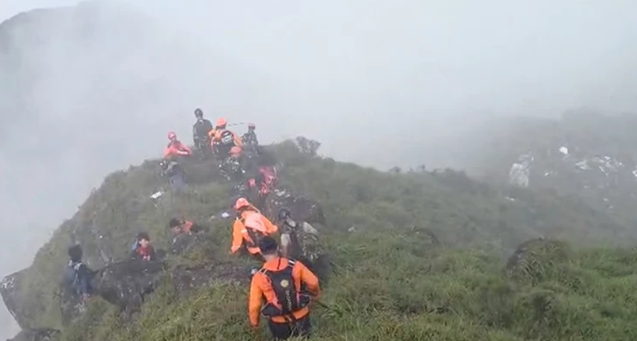 Endonezya’daki Uçak Faciasında Acı Son: Enkaz Dağlık Bölgede Bulundu