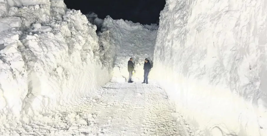 Kış Kabusu: Hakkari’de Evler Kara Gömüldü, Tunceli’de Hamile Kadın Seferberliği!