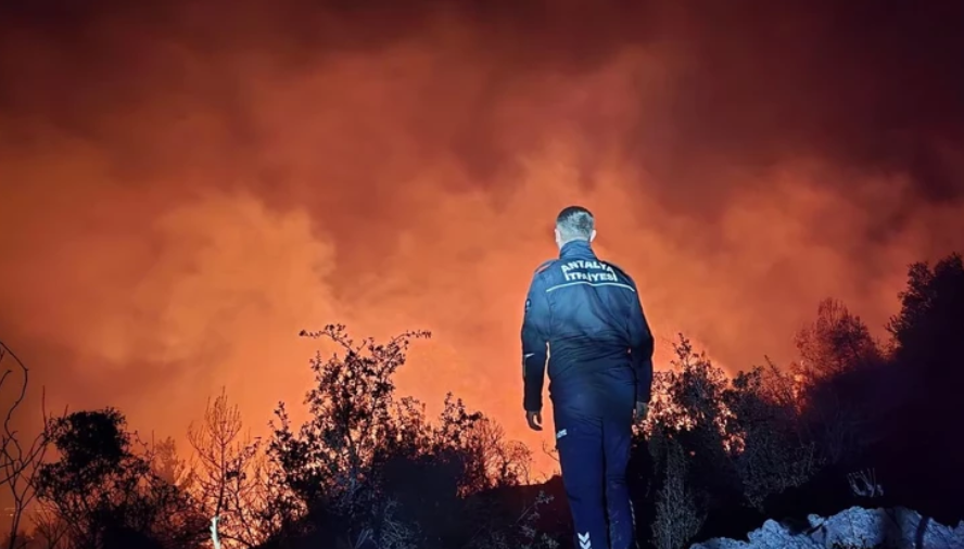 Serik’te Korkutan Yangın: Evlere Metreler Kala Durduruldu!