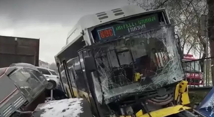 Esenler’de İETT Otobüsü Dehşeti: Otoparktaki Araçlar Hurdaya Döndü!