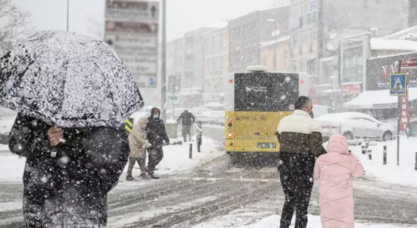 İstanbul’a Kar Dönüyor: Okulların Açılış Günü Tatil mi Olacak?