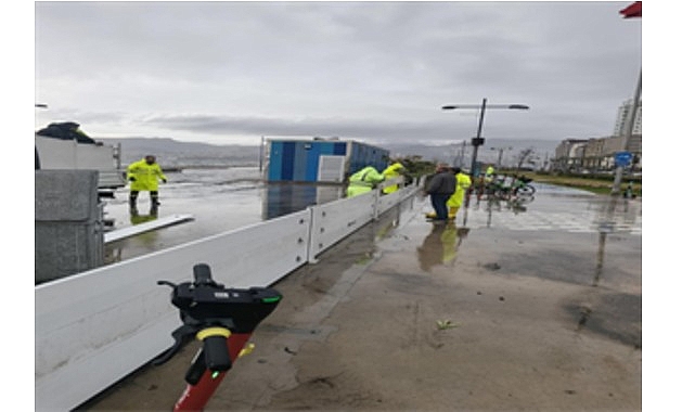 Fırtına duvarı Kordon’da taşkını önledi