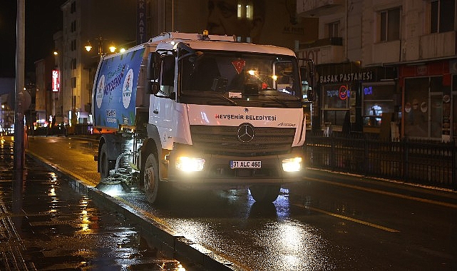 Nevşehir Belediyesi Ekipleri Atatürk Bulvarı’nda Temizlik Yaptı
