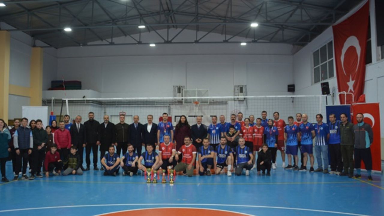 Kurumlar Arası Voleybol Turnuvasında Şalpazarı Emniyet Şampiyonluk kupasını aldı