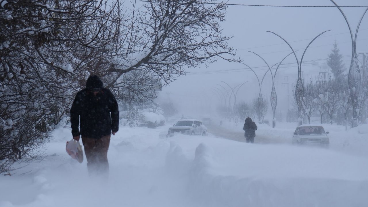 Sivas-Kayseri kara yolu kar ve tipi nedeniyle ulaşıma kapatıldı