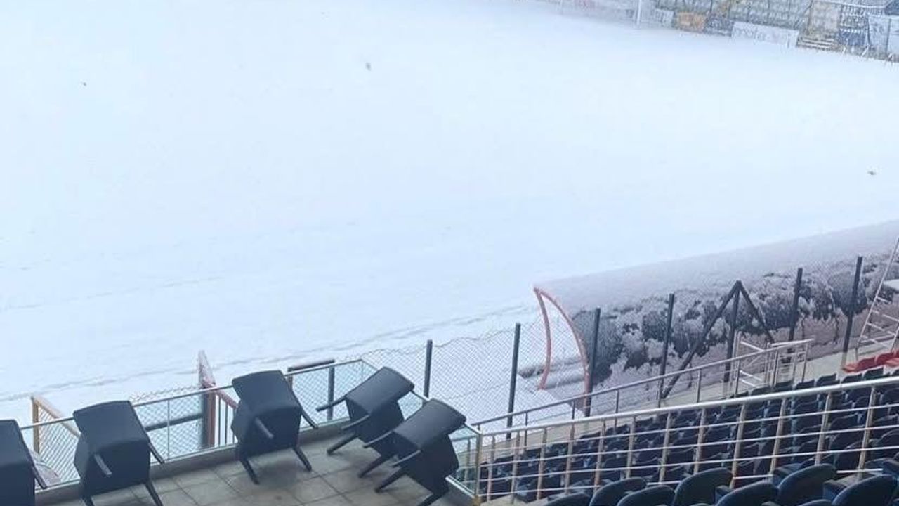 Yoğun kar maçı iptal ettirdi