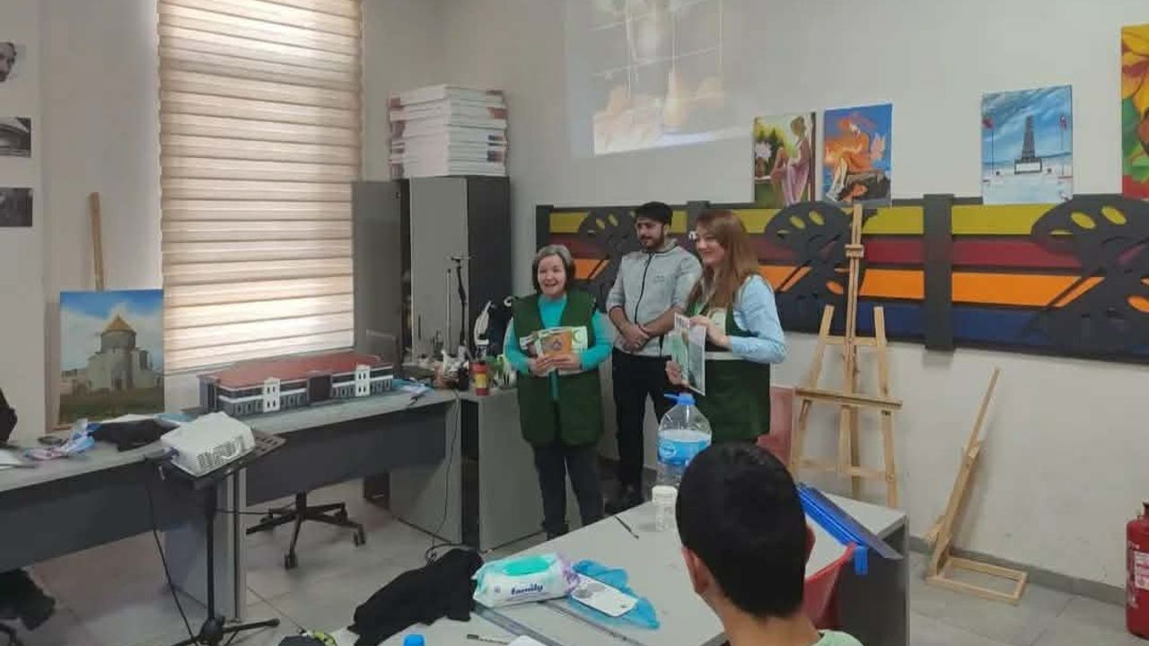 Yeşilay Kars’tan Gençlik Merkezinde bilgilendirme çalışması