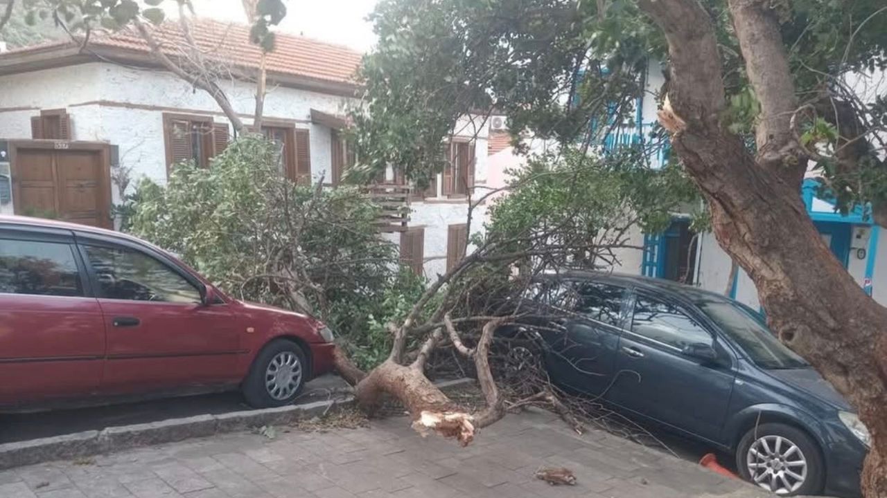 Antalya Kaş’ta fırtınanın izleri gün ağarınca ortaya çıktı