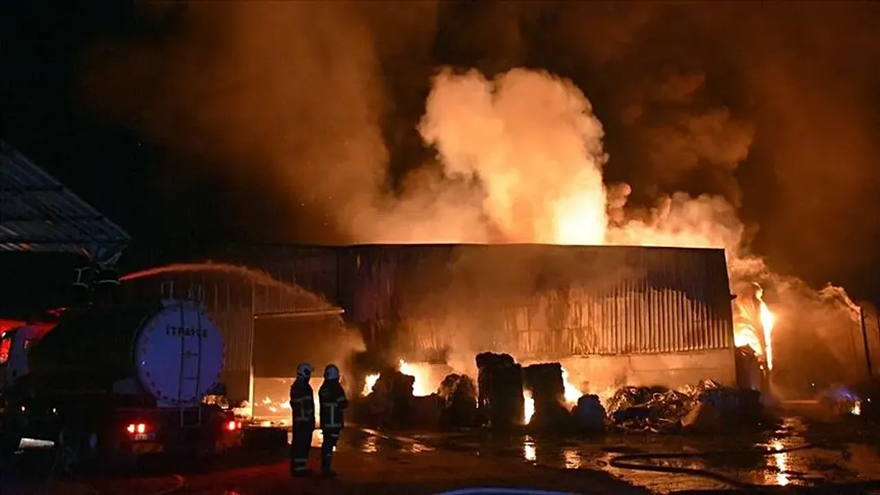 Adana’da parke ve panel üretilen fabrikada yangın