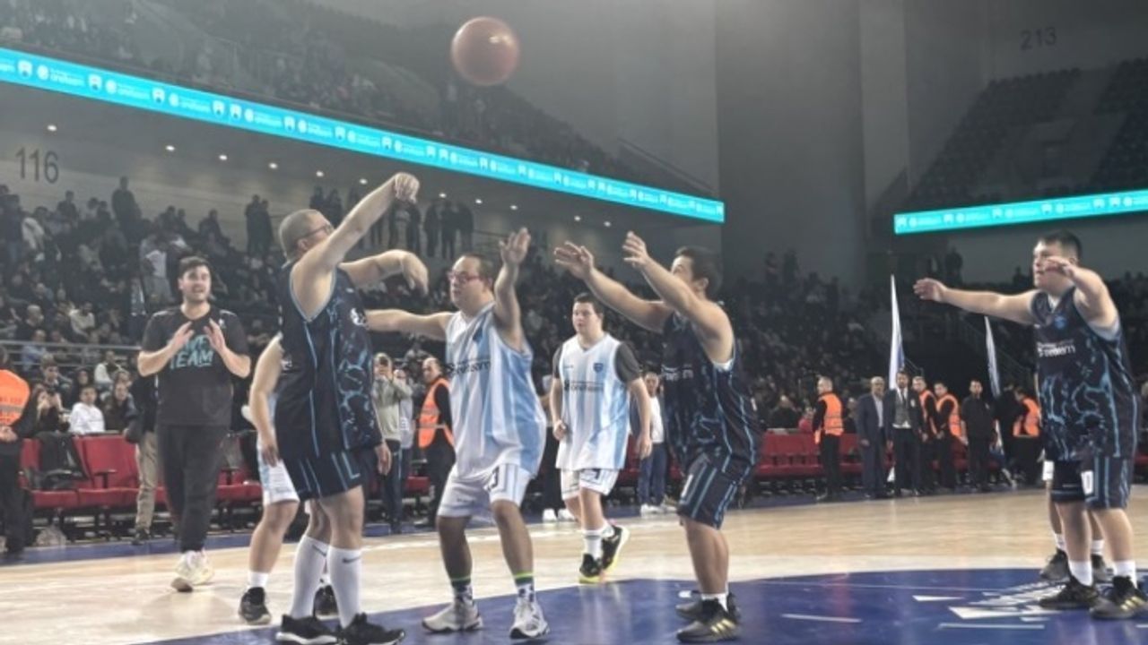 Down sendromlu basketbolcular farkındalık yaratmak için gösteri maçı yaptı