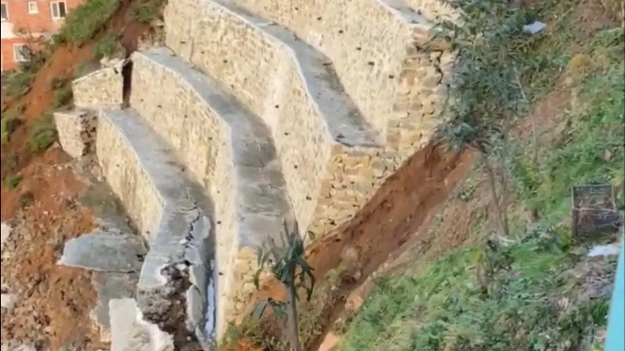 Rize Ardeşen’de duvar çöktü: 2 ev boşaltıldı, yol kapalı