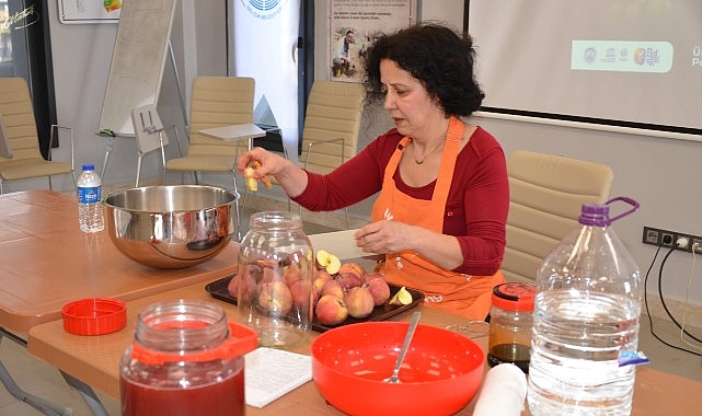 Üretici Pazarında çocuklara tohum, ailelerine sirke yapım atölyesi