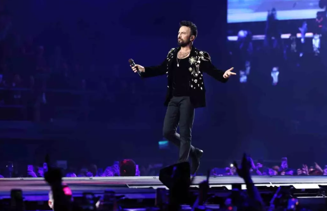 Tarkan’ın “Volkswagen Arena” Çıkartması: 50 Bin Kişiyle Kalp Kalbe!