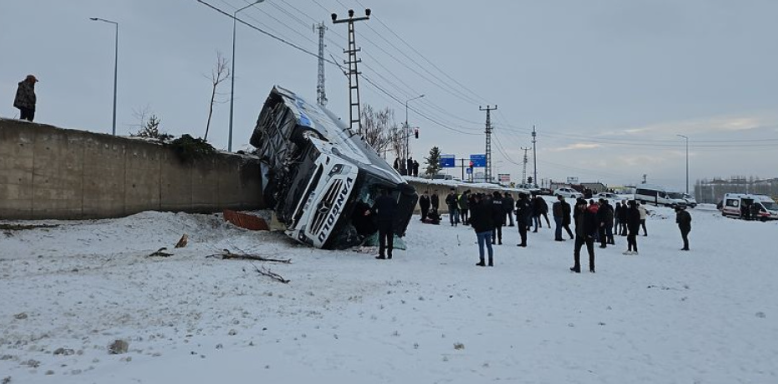 Patnos’ta Yolcu Otobüsü İstinat Duvarından Devrildi: 16 Yaralı