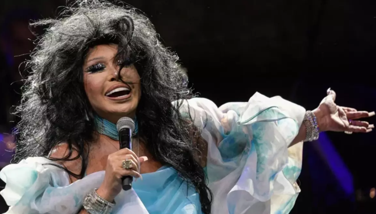 Diva’nın İftar Şartı: Işıltılı Peçetelik