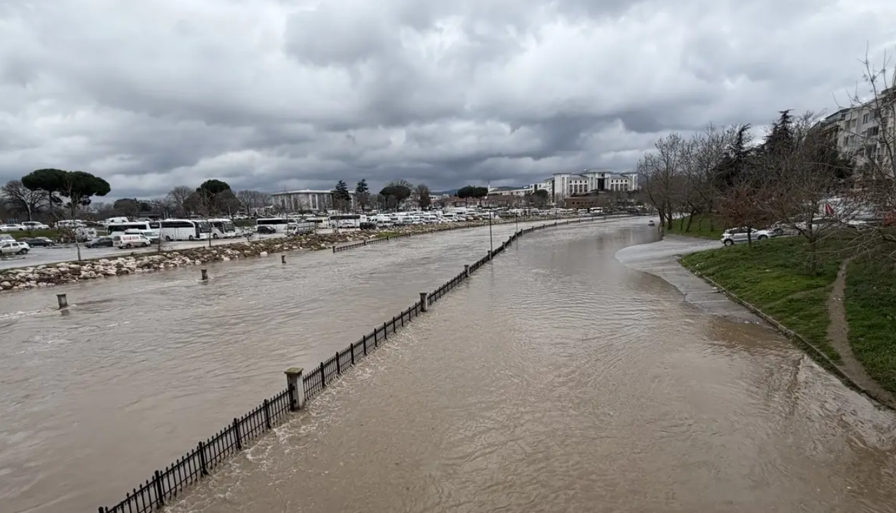Otopark Sular Altında Kaldı, Araçlar Tahliye Edildi