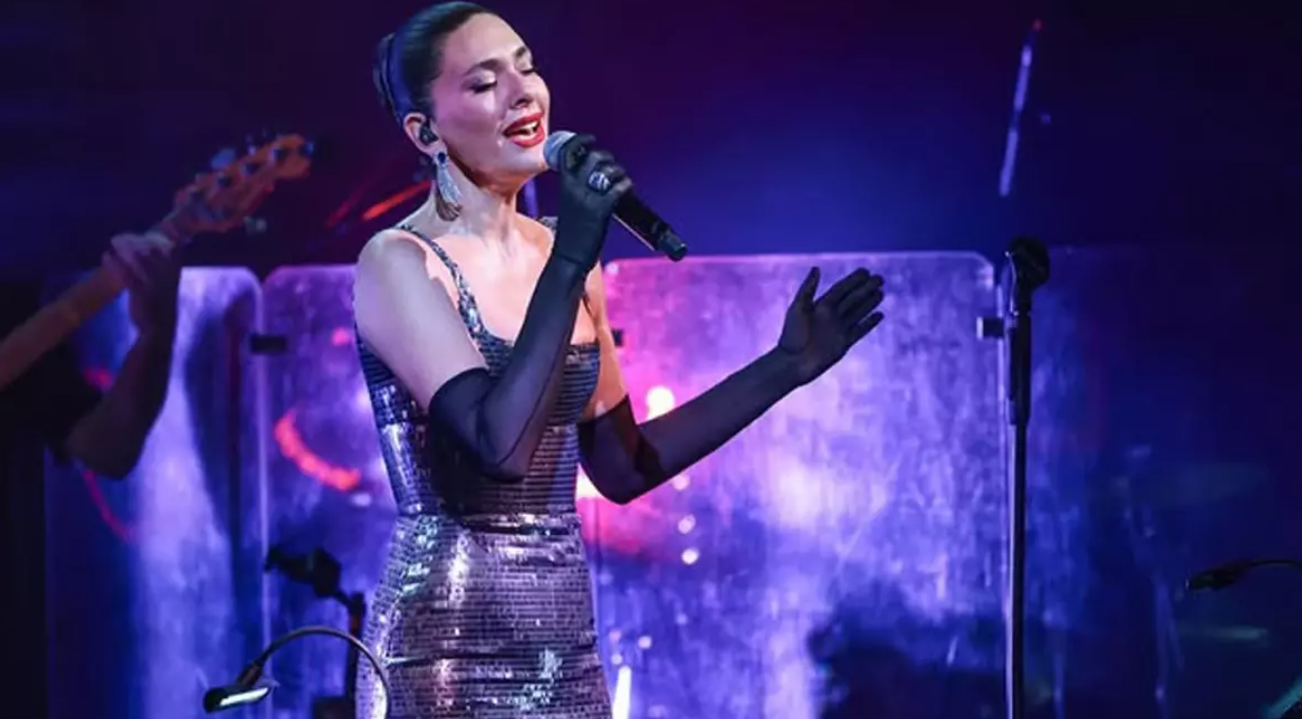 Bergüzar Korel’den Sahne İtirafı: “Bacaklarım Kadar Sesim de Titredi”