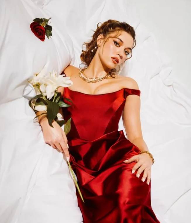 A.B.İ.’nin Çağla’sı Afra Saraçoğlu: “Her Bölümde Tür Değiştiriyoruz”