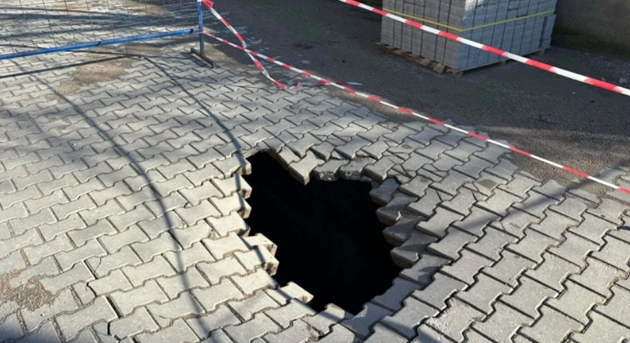 Ayvacık’ta Yol Çöktü: 2 Metrelik Çukur Oluştu