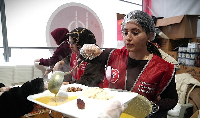 Keçiören Belediyesi’nden Sıcak Yemek ve Ramazan Kumanyası İkramı